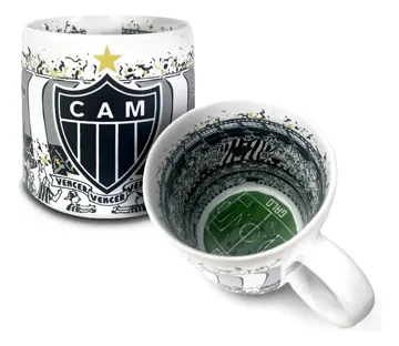 Caneca branca do Atlético-MG com o escudo e o gramado do estádio pintado por dentro