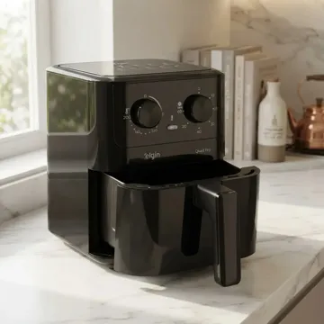 Air fryer Elgin preta em cima da bancada