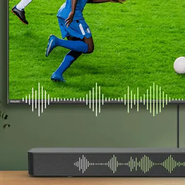 Soundbar Philips embaixo de uma TV passando futebol